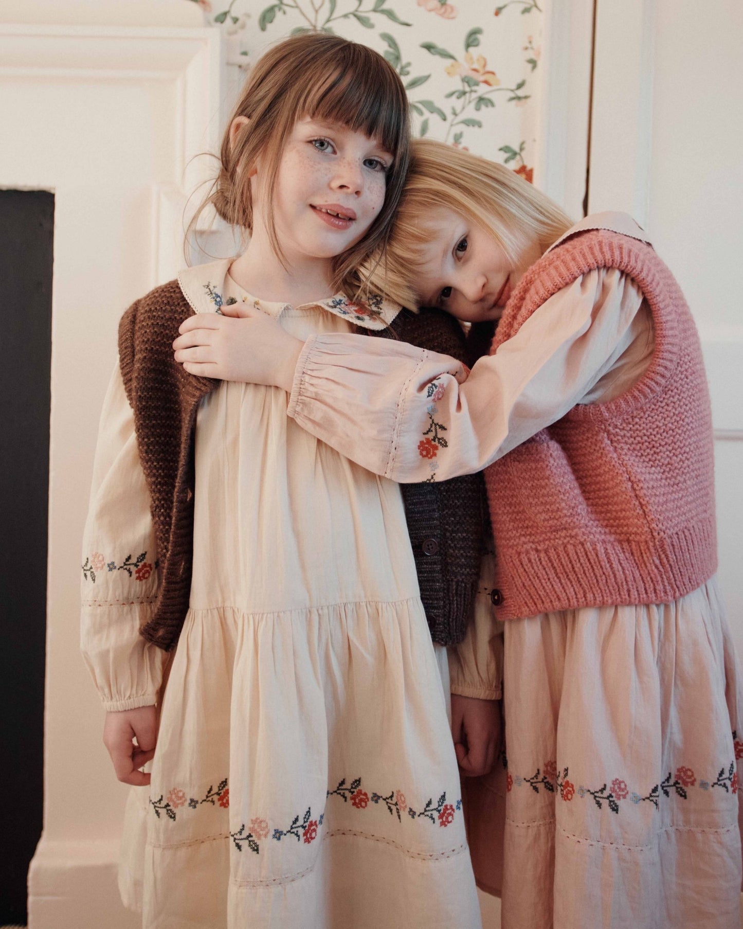 Robe - Brodée point de croix beige
